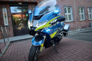 motocykl policyjny z załączonymi światłami