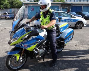Policjant na motocyklu policyjnym