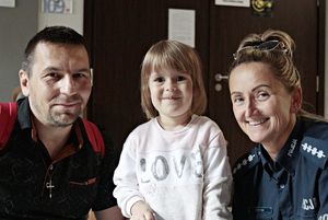 Wspólne zdjęcie policjantki dziecka i rodzica