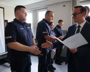 Policjant odbiera gratulacje z rąk Prokuratora Rejonowego w Bytomiu