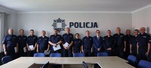 Wspólne zdjęcie w sali odpraw komendy policjantów wyróżnionych, kierownictwa Policji i Prokuratury.