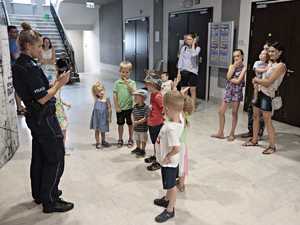 Policjantka opowiada dzieciom o bezpieczeństwie
