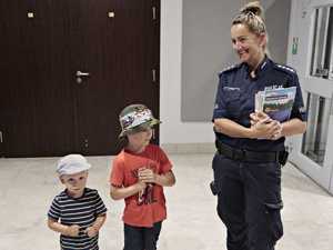 Dzieci z policjantkom na wspólnym zdjęciu