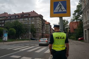 Policjant soi przy przejściu dla pieszych