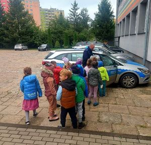 Dzieci oglądają radiowóz