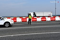 Policjant na autostradzie.