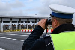 Policjant na autostradzie.