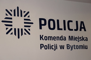 Emblemat Policji i napis Komenda Miejska Policji w Bytomiu.