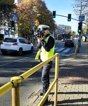 Policjantka mierzy prędkość pojazdu.