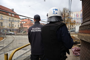 Policjant i funkcjonariusz służby więziennej.