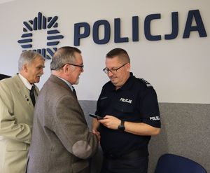 Komendant Miejski Policji w Bytomiu otrzymuje medal pamiątkowy od emerytów.