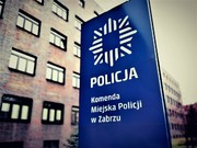 Budynek i szyld Komendy Miejskiej Policji w Zabrzu.