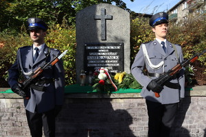 Warta honorowa przed tablicą upamiętniającą tragiczną śmierć starszego sierżanta Marka Sienickiego.