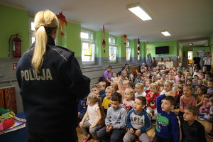 Policjantka na spotkaniu z dziećmi w przedszkolu.