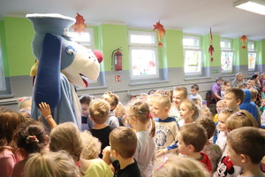 Maskotka śląskiej Policji pies &quot;Sznupek&quot; z przedszkolakami.