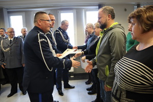 Komendant Miejski Policji w Bytomiu wręcza podziękowania pracownikowi służby cywilnej.