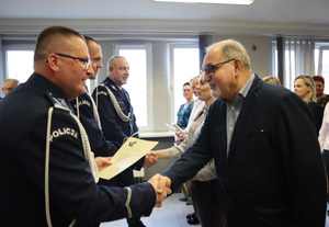 Pracownik służby cywilnej otrzymuje podziękowania od Komendanta Miejskiego Policji w Bytomiu.