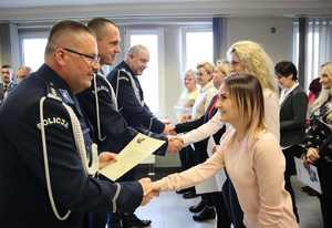 Komendant Miejski Policji w Bytomiu wraz ze swoimi zastępcami składają podziękowania i życzenia pracownikom służby cywilnej.