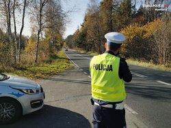 Policjant kontroluje prędkość nadjeżdżającego pojazdu.