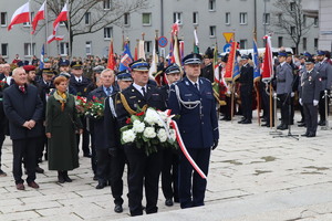 Zastępca Komendanta Miejskiego Policji w Bytomiu i Komendant Państwowej Straży Pożarnej w Bytomiu z wieńcem przed pomnikiem.