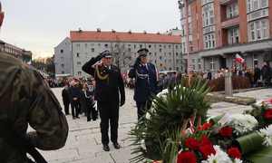 Zastępca Komendanta Miejskiego Policji w Bytomiu i Komendant Państwowej Straży Pożarnej w Bytomiu salutują.