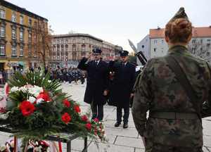 Przedstawiciele Wojska Polskiego salutują przed pomnikiem.