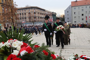 Górnicy niosą wieniec.