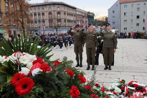 Żołnierze oddają honor.