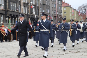 Orkiestra wojskowa maszeruje.