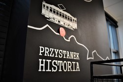 Zdjęcie przedstawia namalowany tramwaj i napis: &quot;Przystanek Historia&quot;.