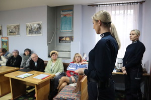 Na zdjęciu widoczne dwie policjantki na spotkaniu z seniorami.