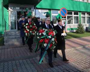 Na zdjęciu widoczne delegacje górnicze z wieńcami.