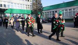 Na zdjęciu widać idących przedstawicieli środowisk górniczych oraz innych delegacji z wieńcami, kwiatami i zniczami.