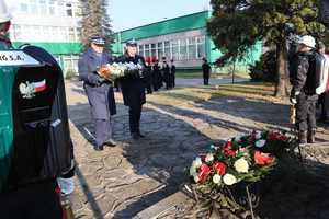 Na zdjęciu widoczny Zastępca Komendanta Miejskiego Policji w Bytomiu i Komendant Państwowej Straży Pożarnej w Bytomiu stoją z kwiatami i zniczem przed pomnikiem.