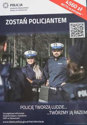 Na zdjęciu widoczny plakat przedstawiający policjantów i napis Zostań policjantem, Policję tworzą ludzie... twórzmy ją razem.