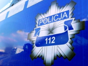 Zdjęcie przedstawia odznakę policyjną z napisem Policja i numerem 112