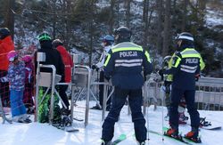 Na zdjęciu widzimy dwóch policjantów na nartach.