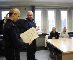 Na zdjęciu widzimy policjantkę, która trzyma dyplomy, Zastępcę Komendanta Miejskiego Policji w Bytomiu i dwie nauczycielki.