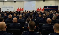 Zdjęcie przedstawia kadrę kierowniczą Policji zgromadzoną w auli w Wyższej Szkole Policji w Szczytnie.