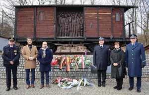 Na zdjęciu widoczny pomnik Tragedii Górnośląskiej, który przedstawia wagon kolejowy oraz delegację służb mundurowych.