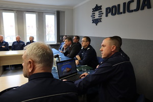 Zdjęcie przedstawia siedzących na auli przedstawicieli kadry kierowniczej garnizonu bytomskiego, Komendanta Wojewódzkiego Policji w Katowicach, Prezydenta Miasta Bytomia, Wiceprzewodniczącego Rady Miejskiej i Prokuratora Rejonowego