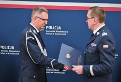 Zdjęcie przedstawia Komendanta Wojewódzkiego Policji w Katowicach, jak składa podziękowania swojemu zastępcy.