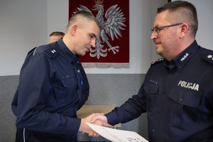 Na zdjęciu widzimy, jak awansu policjantowi gratuluje Komendant Miejski Policji w Bytomiu.