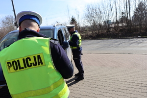 Policjanci podczas kontroli pojazdu