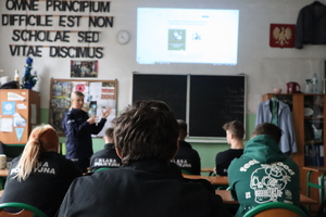 Policjantka opowiadająca prawdziwe historie osób, które padły ofiarami handlu ludźmi