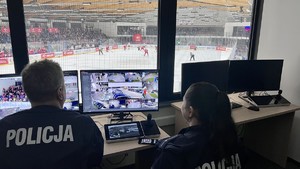 Policjanci na stanowisku dowodzenia