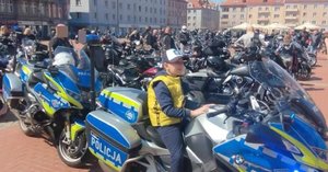 Chłopiec siedzący na policyjnym motocyklu