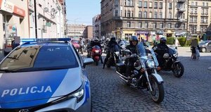 Radiowóz policyjny zabezpieczający wjazd parady motocykli na Rynek
