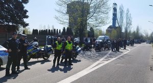 Policjanci przed rozpoczęciem przejazdu motocykli