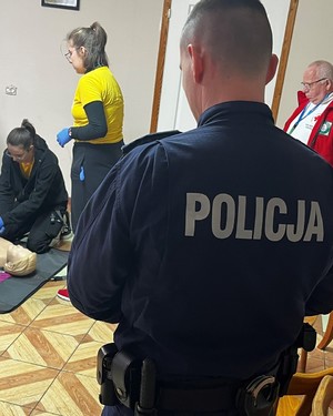 Policjant oceniający wykonywania zadanie resuscytacji krążeniowo-oddechowej